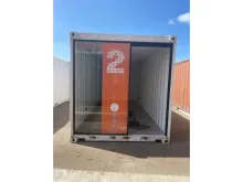 VERNOOY zeecontainer 332637 - gebruikte 20 ft zeecontainer met glazen deur,er lig een deur los in de container, zitten kleine gaatjes in en een groter gat achterin voor een pijp, kleur grijs-wit. #ZEECONTAINER#20FT#GEBRUIKT