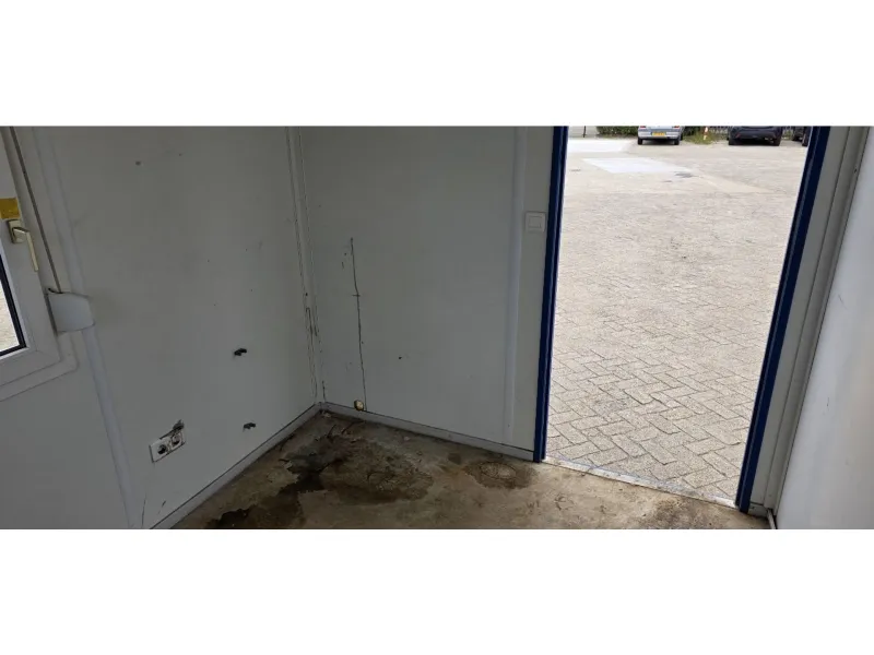 VERNOOY 10FT KANTOORUNIT 916415 - 10FT KANTOOR UNIT - GEBRUIKT MAAR IN NETTE STAAT - VOORZIEN VAN: VERLICHTING, STOPCONTACTEN, VERWARMING, RAMEN MET ROLLUIKEN - OP AFSPRAAK TE BEZICHTIGEN IN TIEL - LEVERING MOGELIJK